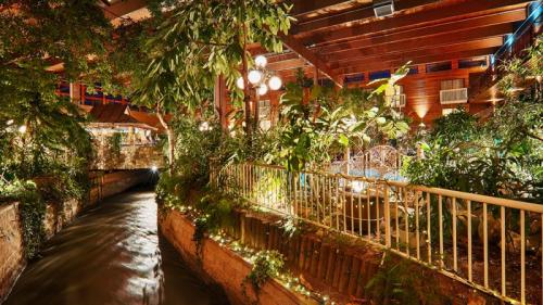 Vernon Atrium Hotel & Conf